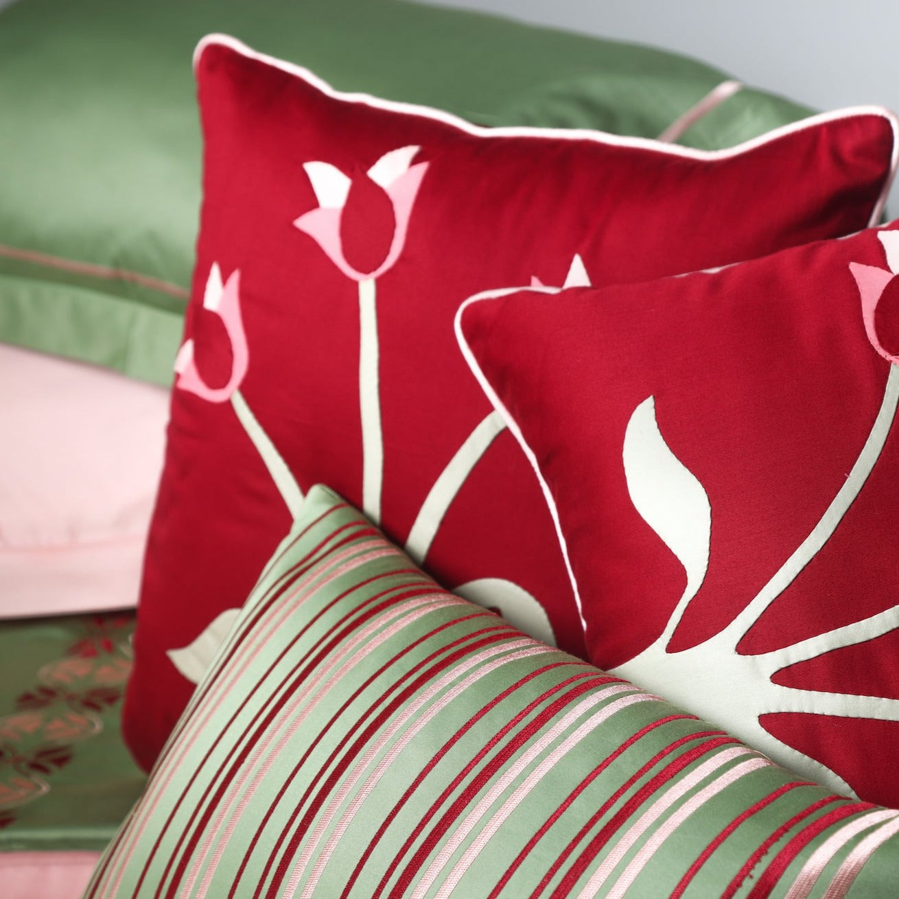 Tulip Bliss Bedding Set (9 PC) - aumbrr